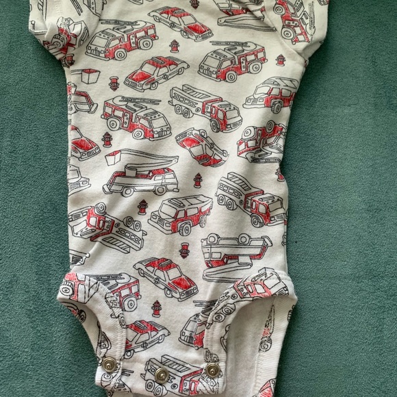 3/$25 baby bundles Carter’s and Duck Duck Goose - Picture 5 of 6